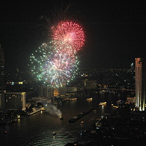 Feuerwerk über dem Chao Phraya