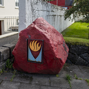 Reykjavik roter Stein.jpg