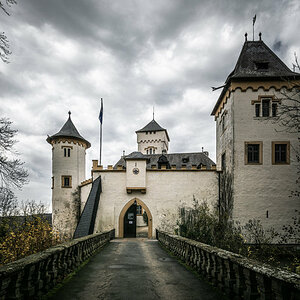 Schloss Greifenstein Castle Entry.jpg