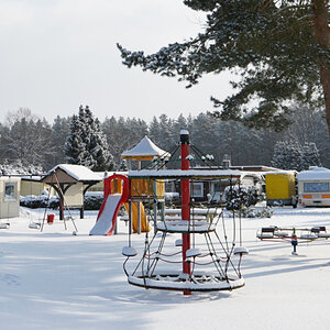 Spielplatz in Winterruhe.jpg
