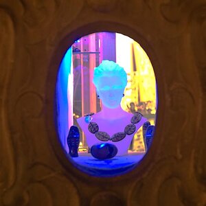 Schaufenster am Abend im Schnoor