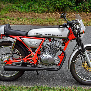 Honda Dream Replica rechts.jpg