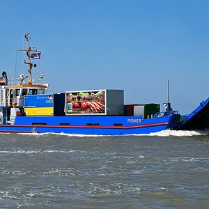 Containerfrachter Bensersiel.jpg