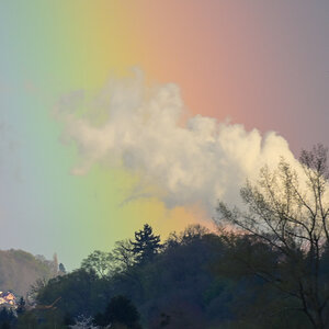 Am Ende des Regenbogens steht ein Kessel mit Gold.