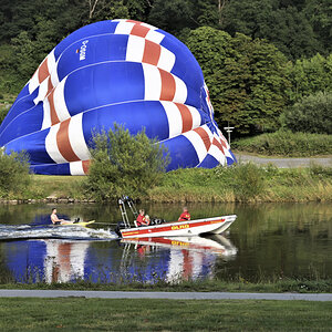 Ein Ballon wird fahrbereit gemacht..jpg