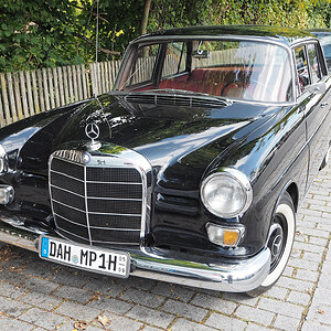 Mercedes Benz 200 D Front.jpg