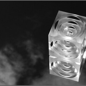 Cube
Würfel auf Spiegel gegen den Himmel aufgenommen