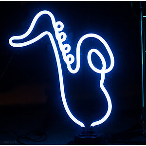 001 Saxofon als Lampe im Schaufenster