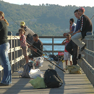 Menschen auf Mole in Knysna.jpg
