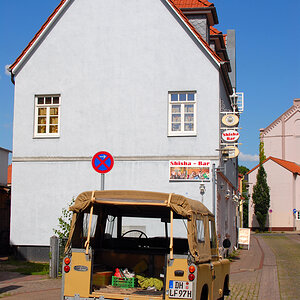 Landrover vor Shisha Bar.jpg