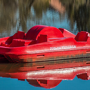 Rotes Tretboot (1 von 1).jpg
