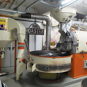 Lloyd Cafe Röstmaschine.jpg