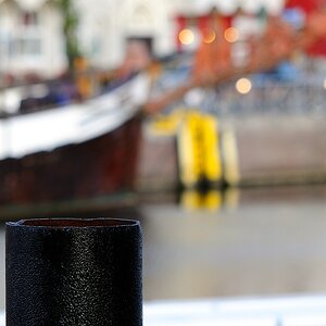 Segelschiff im Hintergrund