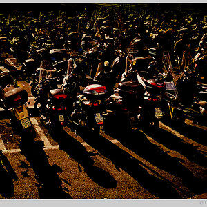 Abends sammeln sich Scooter und Motorräder, ...
