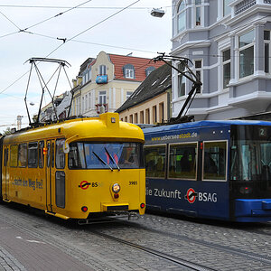 Schienenschleifwagen in Bremen mit Straßenbahn.jpg