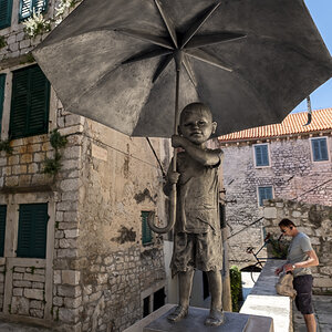 Statue Schirmjunge Sibenik.jpg