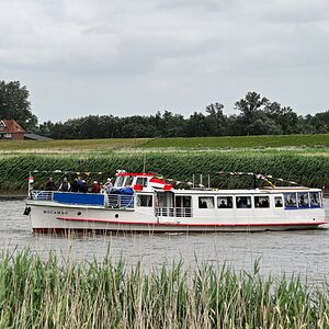 Auch Auflugsdampfer fahren 2 x woechentlich hier vorbei.jpg