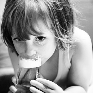 2008 12 04 Madeleine und Bier D7C 8293 sw 700px