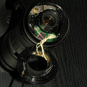 Mein defekt gekauftes und repariertes SIGMA AF 170-500 APO Telezoom:
Die CPU-Platine und alle Kabel waren herausgerissen, der Rear-Fokus-Trieb war an 