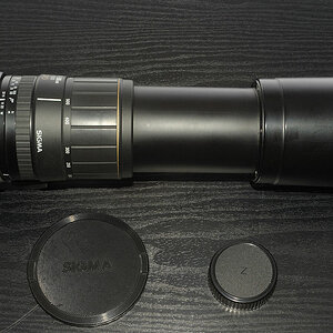 Mein defekt gekauftes und repariertes SIGMA AF 170-500 APO Telezoom:
Die CPU-Platine und alle Kabel waren herausgerissen, der Rear-Fokus-Trieb war an 