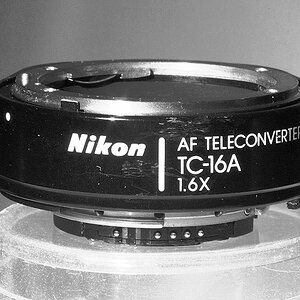 Ein alter Autofokus-Telekonverter von Nikon: AF TC 16 A
So von mir umgebaut, dass er an FujiS1pro/D60/D200/D80 funktioniert!
Die Kontaktschiene am Baj