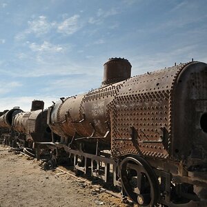 Vor langer Zeit in Rente geschickte Eisenbahnen. Sie rosten hier langsam vor sich hin und sind wohl die am meisten und auf ca. 3800 Höhe am höchsten g