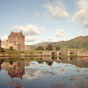 Eileen Donan Castle (2004) als Scan von Analog-Negativ
Fotografiert mit defekter Canon A1 - mehr war nicht rauszuholen aus dem Negativ...