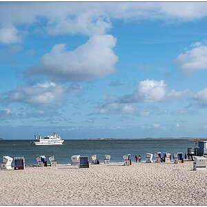 402 Sylt – Am Strand von Hörnum mit Ausflugsschiff und Föhr und Amrum im Hintergrund