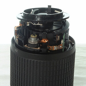 Ersatz des AF-Motors eines AF-S DX 55-200/4-5.6G ED VR durch den AF-Motor eines AF-S DX 18-55/3.5-5.6G ED (Erster Versuch):
Die Anschlussleitungen mus