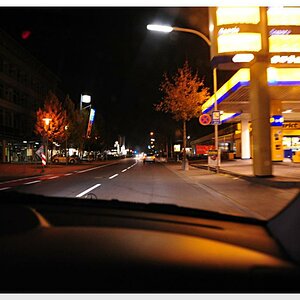 Aus dem fahrenden Auto, ohne Rücksicht auf spezielle Einstellungen einfach draufgehalten.

Endlich sehen Nachtaufnahmen wieder aus wie Nachtaufnahmen.