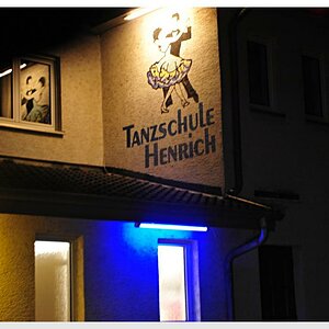 Härtetest für den Weißabgleich: Trotz Auto-WB und Neonröhren authentische Farbwiedergabe. Das obere Licht ist eine ganz normale Neonröhre ohne Färbung
