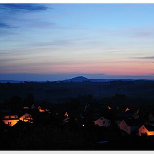 Vor Sonnenaufgang, extrem schwieriges Licht. Solche Motive wurden von meinen Canons extrem überbelichtet, so dass zwar eine technisch korrekte Helligk