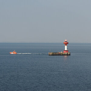 Leuchtturm Kiel mit Lotsenboot.jpg