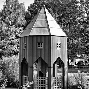 Nikon D40 mit Kit AF-S 18-55mm 1:3.5-5.6 GII
38.0mm, s/500, f/4.5, ISO200

Unschärfe dank Forensoftware.