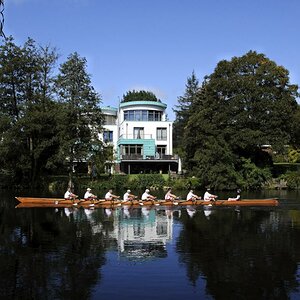 Die Alster in Hamburg Alsterdorf an einem heiter bis wolkigem Samstag Vormittag.