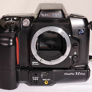 Meine neu zusammengebaute Fuji S1pro (aus dem Kamerateil einer Nikon F60 und dem Digitalteil einer Fuji S1pro),
fotografiert mit meiner gebraucht (140
