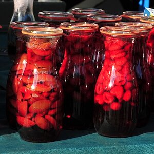 Lecker eingelegte Pflaumen und Himbeeren auf dem Bauernmarkt im Westfalenpark