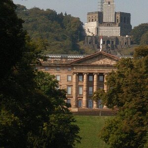 Herkules Aktuell. Ist noch mit einem Baugerüst versehen. Im Vordergrund ist das Schloss zu sehen. Darin befindet sich ein Kunstmuseum.