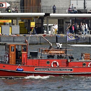 hamburg_feuerloeschboot.jpg