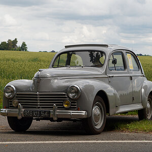 Peugeot 203 beige.jpg