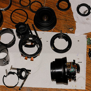 Zwei defekte AF-S DX 18-55/3.5-5.6G II ED Nikkore, die ich komplett in ihre Einzelteile zerlegt und zu einem funktionierenden zusammengebaut habe:
Die