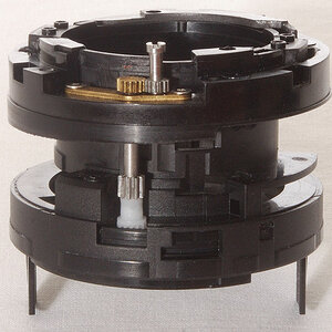 Konstruktion eines AF DX 18-55/3.5-5.6G II ED Nikkors (also ohne SWM-Motor, sondern mit Stangen-AF):
Unterteil eines Sigma AF 28-80/3.5-5.6 und Innent