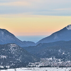Blick vom Kranzberg nach Wallgau:
AF-S DX 18-200/3.5-5.6G ED VR, D60, ISO 200, f/8, 1/160s, 130 mm