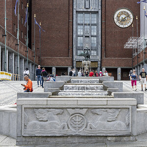 Brunnen Oslo Rathaus.jpg