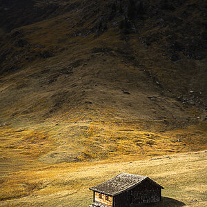 Almhütte im Sonnenlicht