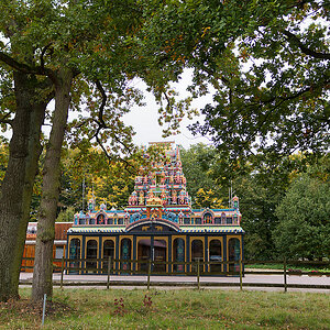 Hindutempel unter Eichen.jpg