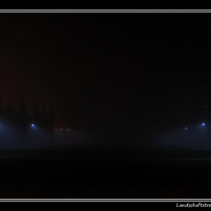 Landschaftstreppe bei Nacht & Nebel
(Photo-Nachbearbeitung: Keine; ausschl. Ausschnitt&Rahmen, GIMP)
