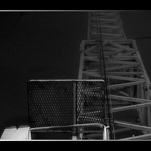 Kran bei Nacht & Nebel
(Photo-Nachbearbeitung: Wandlung in SW (Kanäle), Helligkeit, Kontraste, Ausschnitt&Rahmen, GIMP)