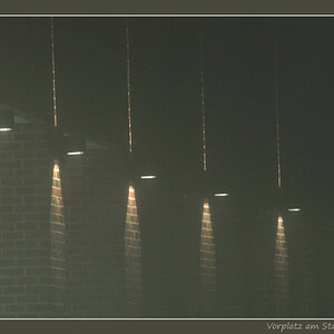 Vorplatz Stadthaus im Nebel
(Photo-Nachbearbeitung: Keine; ausschl. Ausschnitt&Rahmen, GIMP)