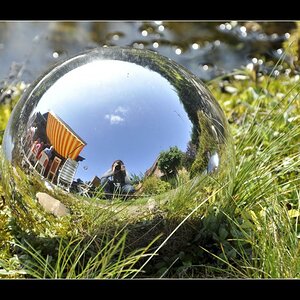 Teichkugel mit Spiegelung

Kamera: Nikon D90
Objektiv: 18.0-105.0mm f/3.5-5.6
Belichtung: 1/320 Sek. bei f/9.0
Brennweite: 92mm
Empfindlichkeit: ISO 2